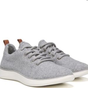 Dr.Scholls Freestep Laceup Sneakers